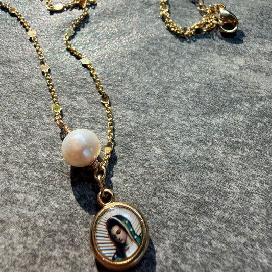 Collar- Perla y Virgen engarzado en Alambrismo