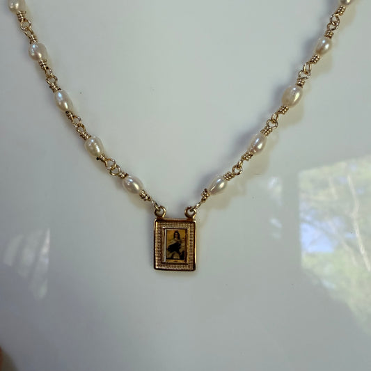 Collar- Virgen engarzado en perlas Alambrismo