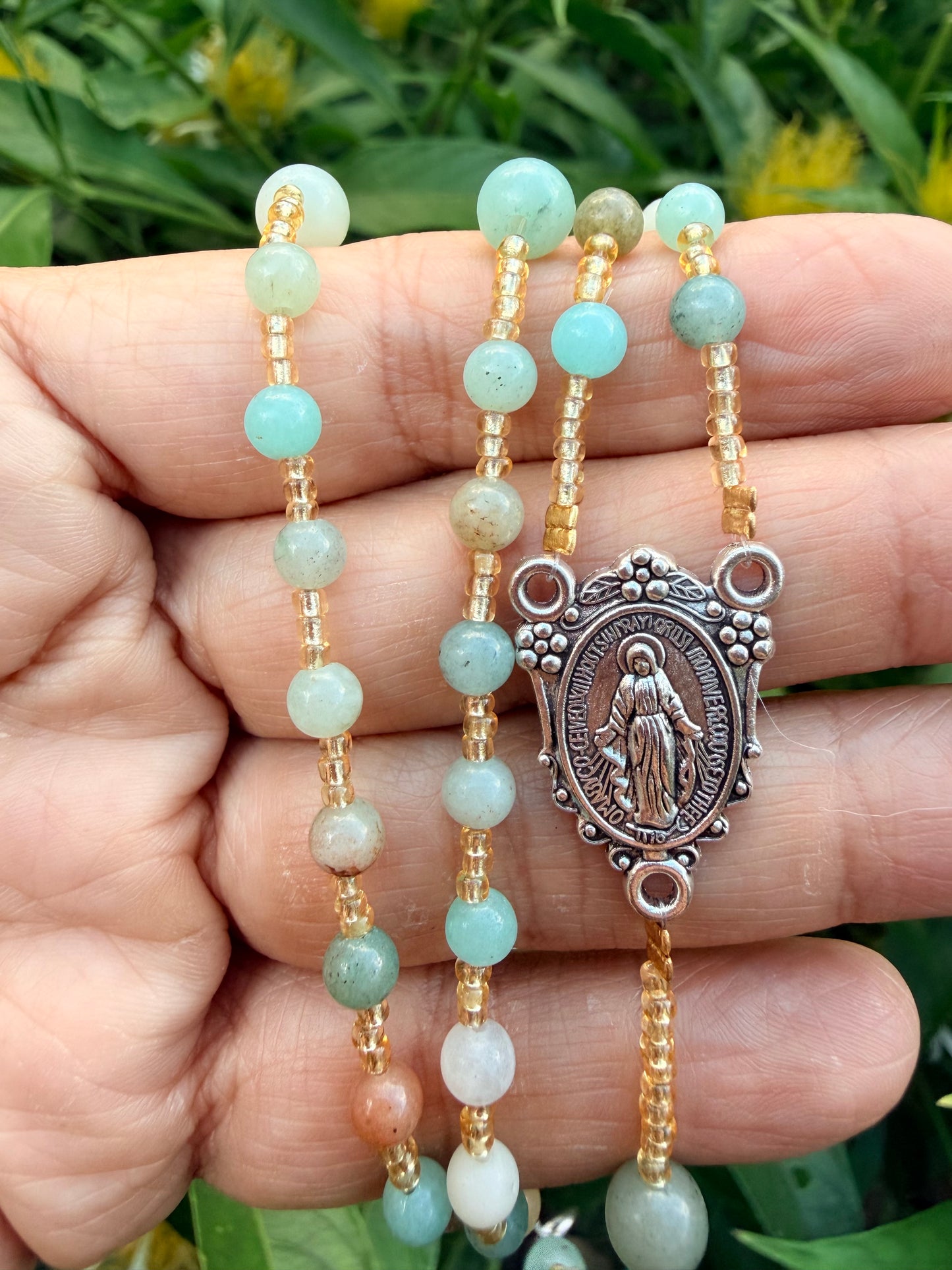 Rosario-Piedras pequeñas abundancia