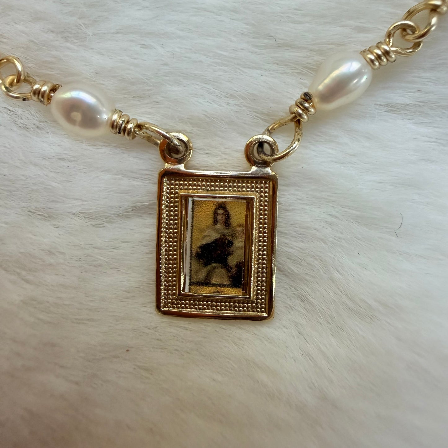 Collar- Virgen engarzado en perlas Alambrismo