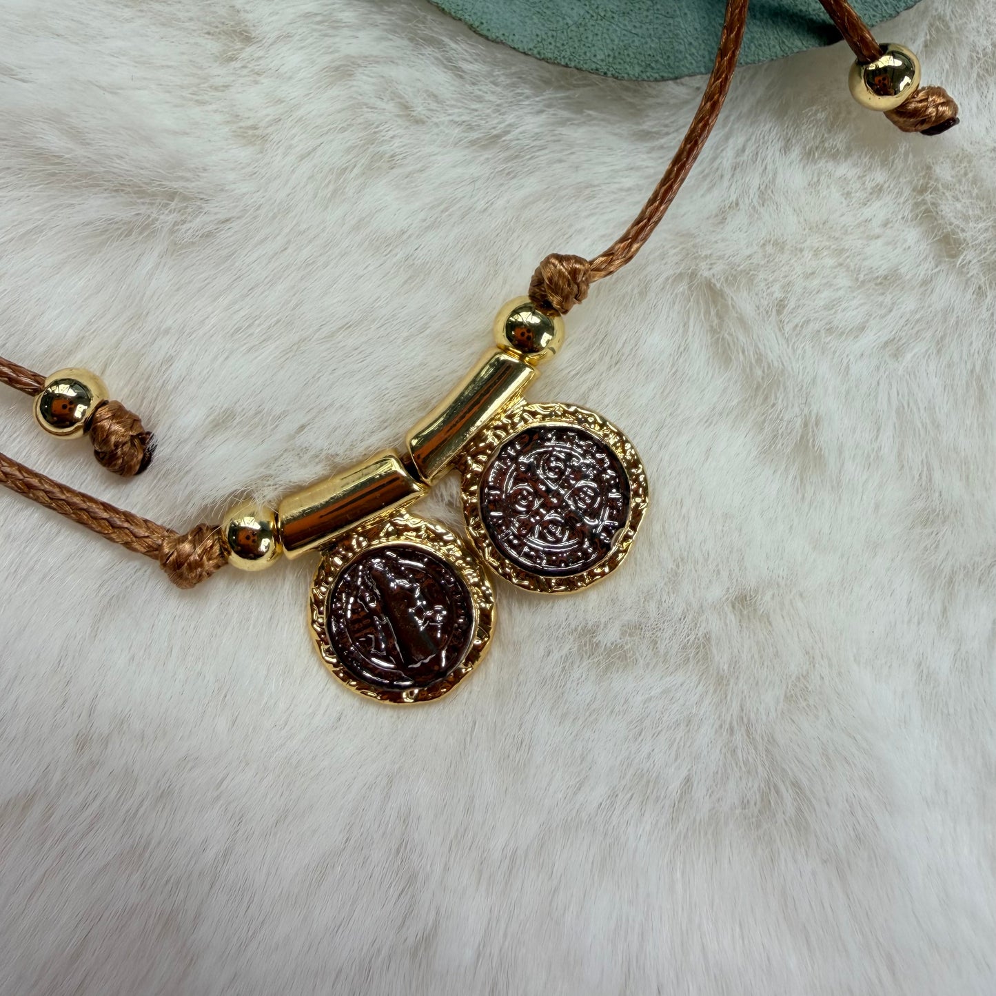 Pulsera escapulario medallas doradas San Benito