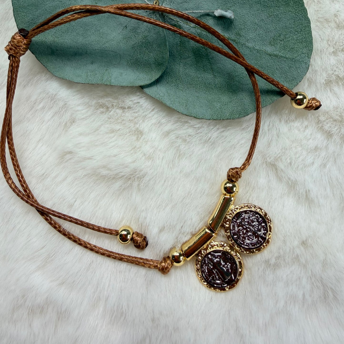 Pulsera escapulario medallas doradas San Benito