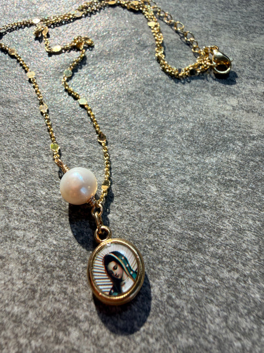 Collar- Perla y Virgen engarzado en Alambrismo