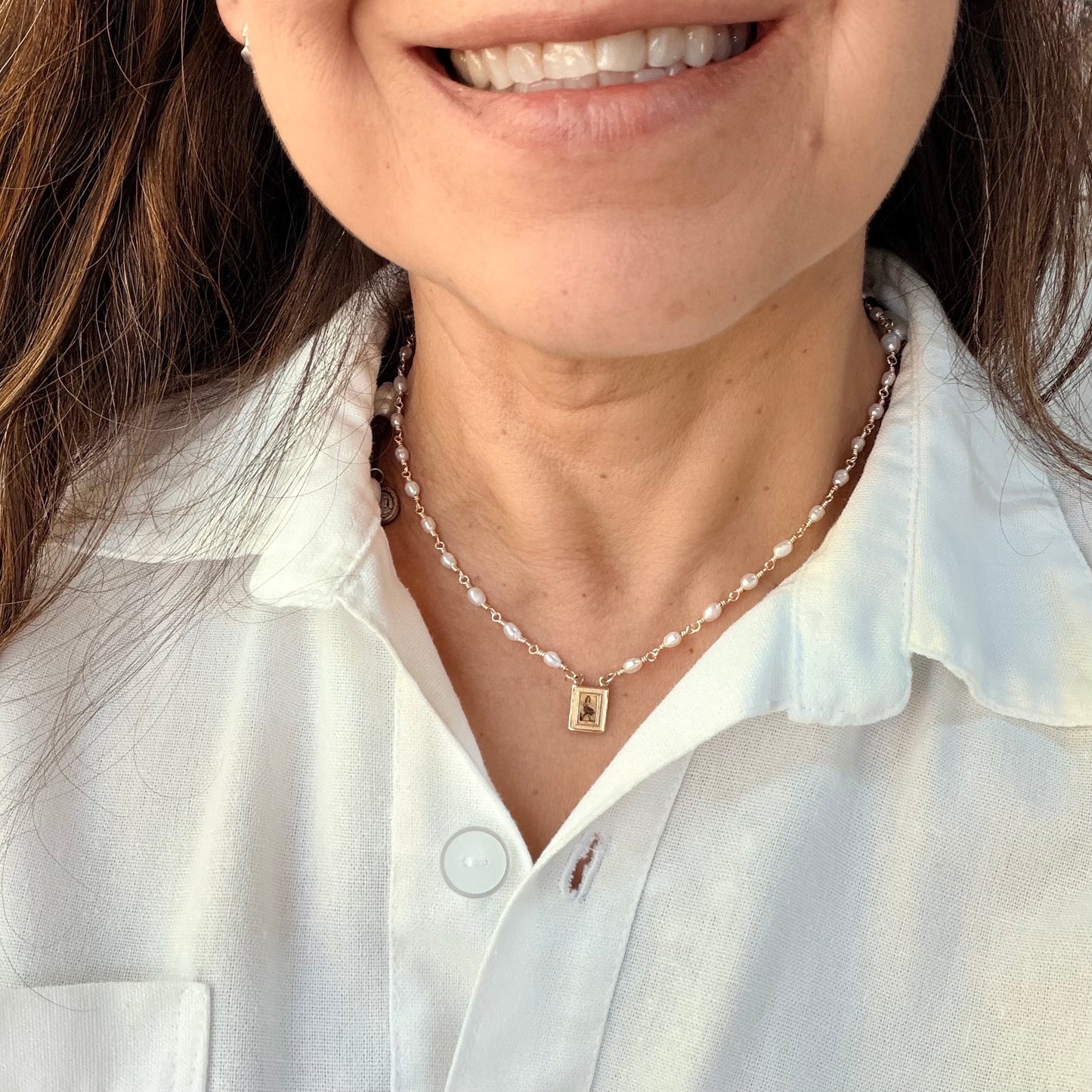 Collar- Virgen engarzado en perlas Alambrismo