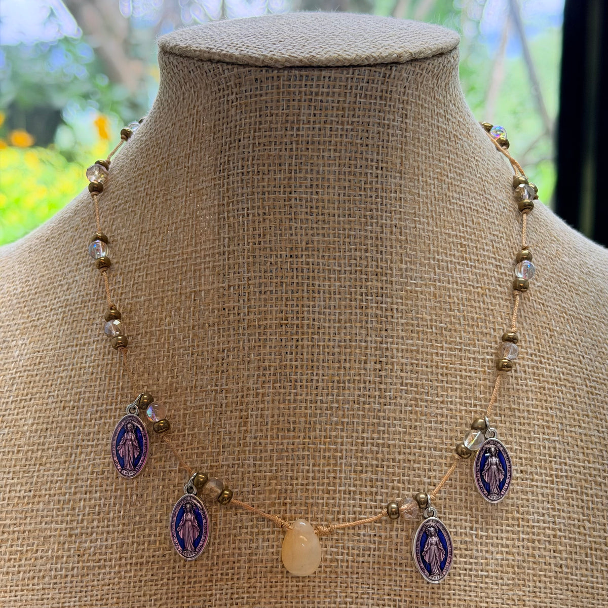 Collar de piedras y cristales tornasol