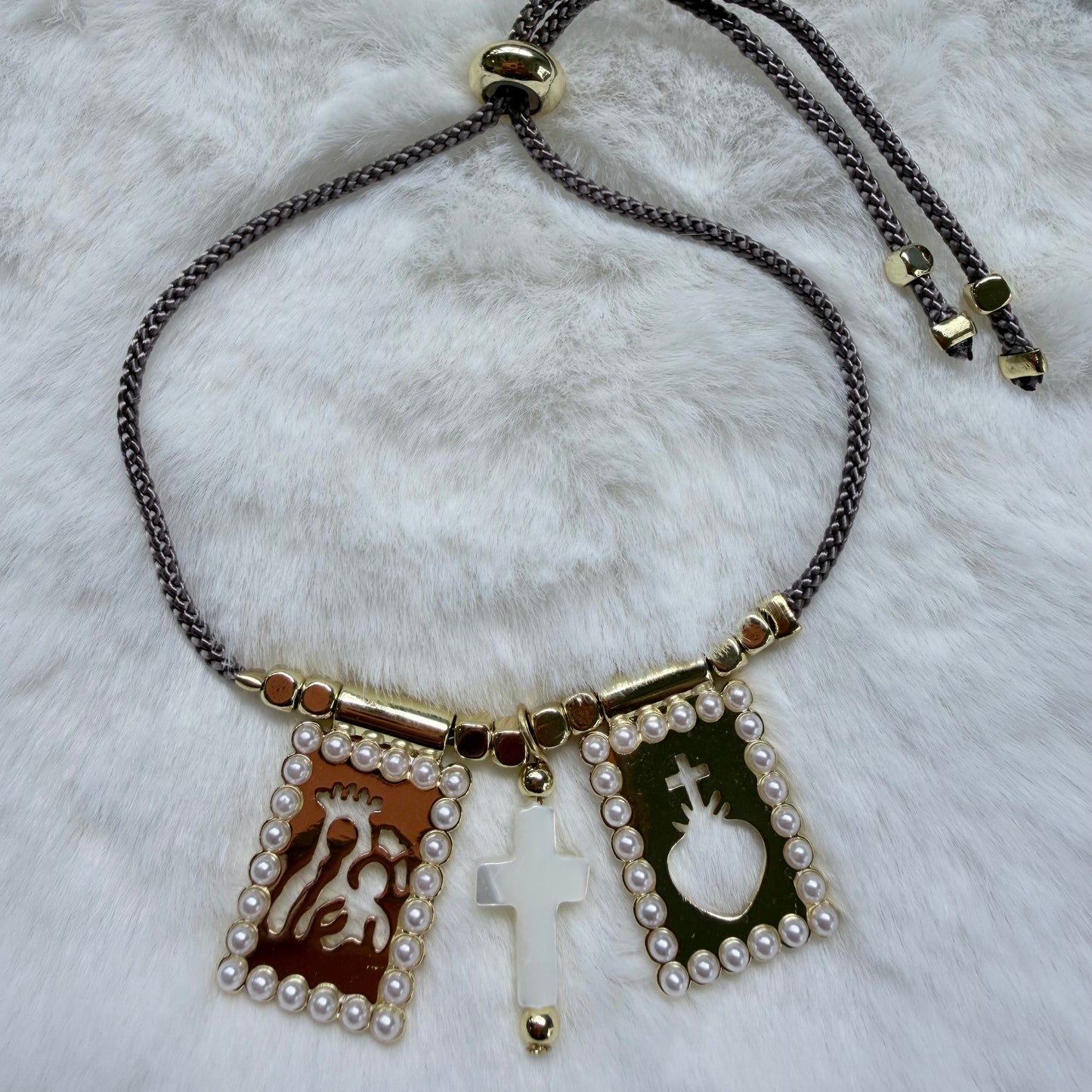 Pulsera escapulario medallas doradas