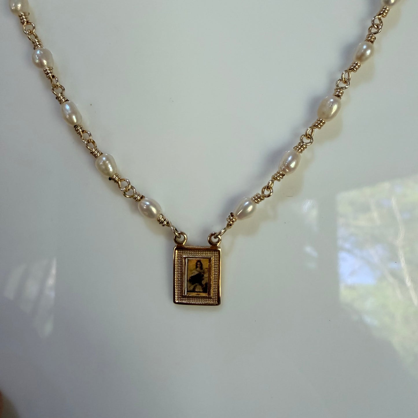 Collar- Virgen engarzado en perlas Alambrismo