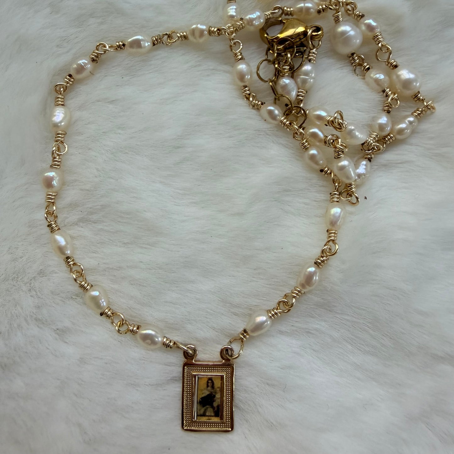 Collar- Virgen engarzado en perlas Alambrismo