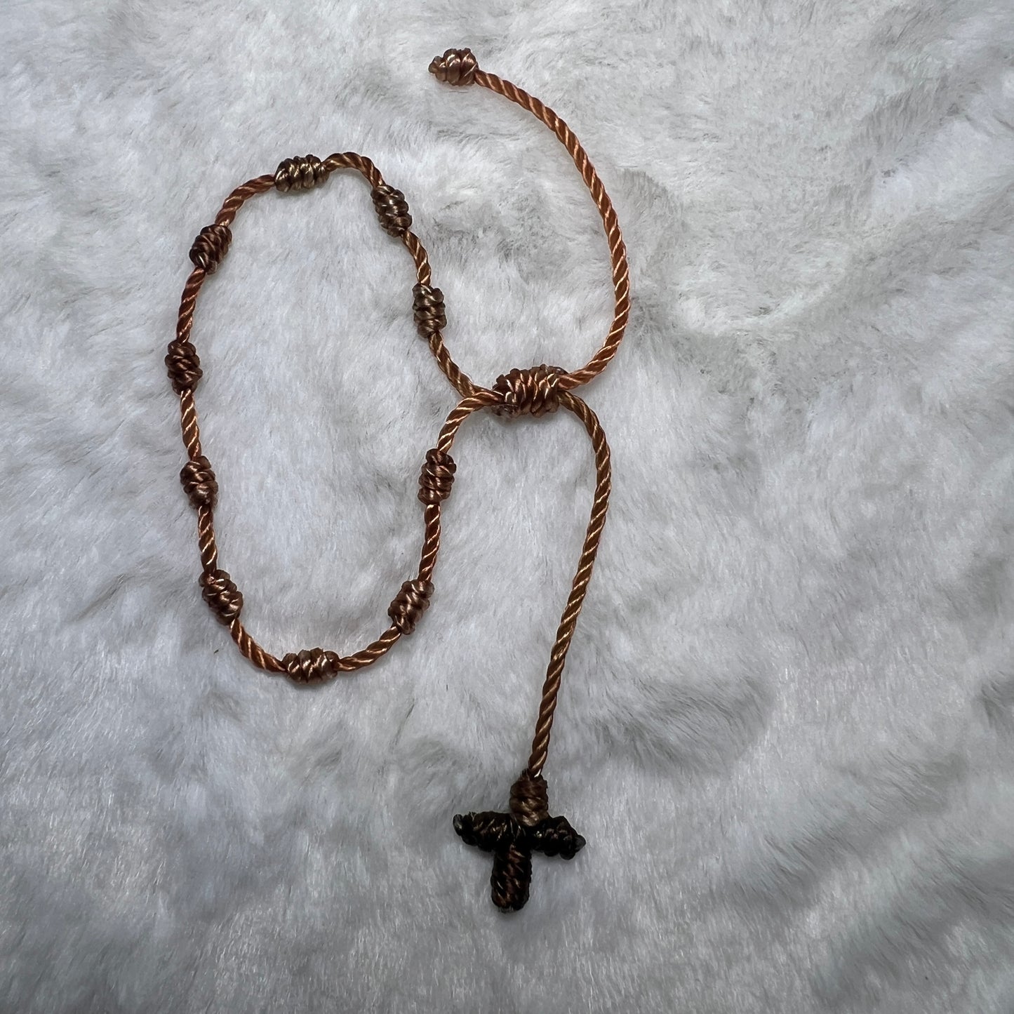 Pulsera de nudos con cruz