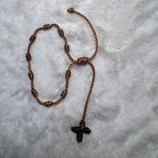 Pulsera de nudos con cruz