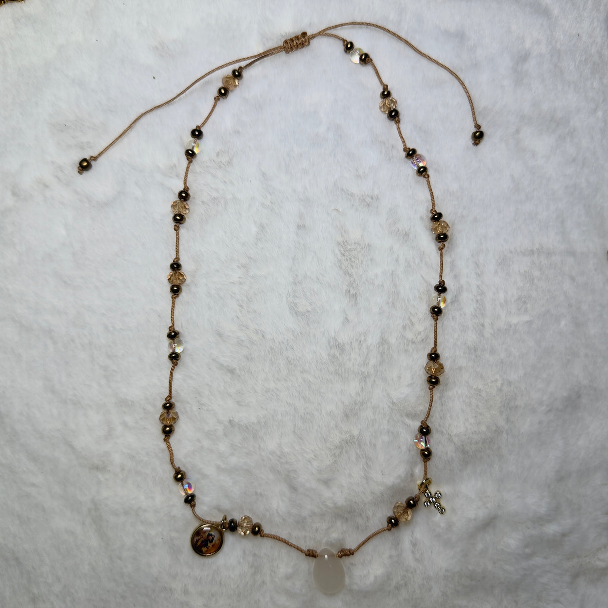 Collar de cristales y piedras tornasol