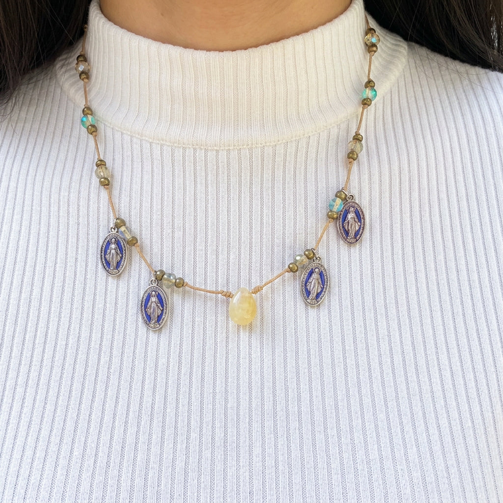 Collar de piedras y cristales tornasol